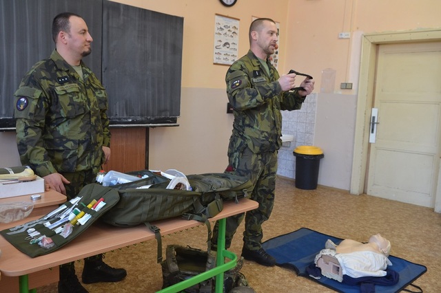 Studenti si mohli prohlédnout, co vše mají vojenští záchranáři ve svojí výbavě