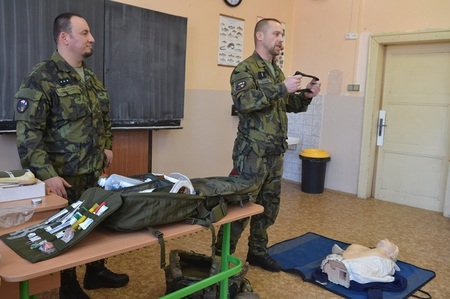 Studenti si mohli prohlédnout, co vše mají vojenští záchranáři ve svojí výbavě