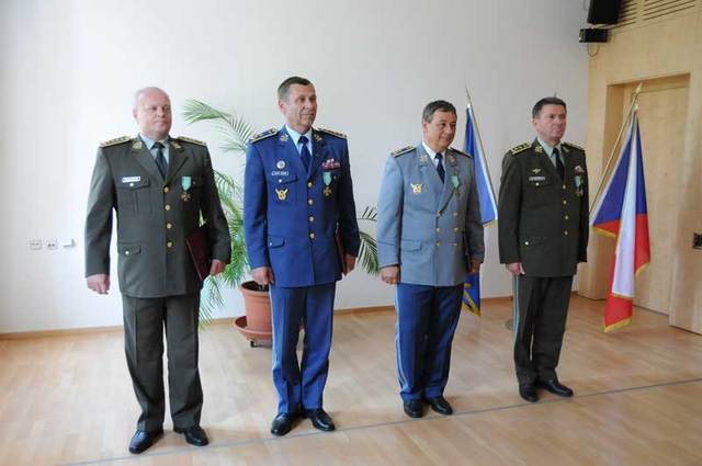 Generálové Ozbrojených sil Slovenské republiky na české ambasádě poté, co převzali Záslužné kříže ministra obrany ČR III. st.