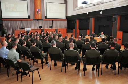 Ministr obrany Martin Stropnický beseduje se studenty