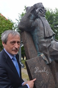 Martin Stropnický u sochy Václava Havla v Tbilisi