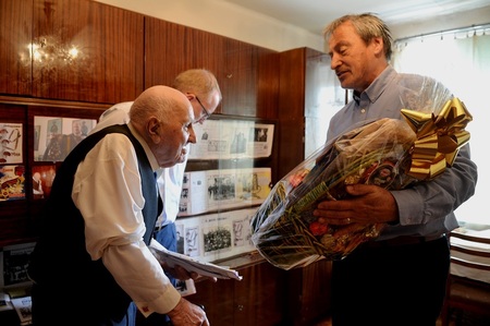 U příležitosti návštěvy předal ministr válečnému veteránovi dar