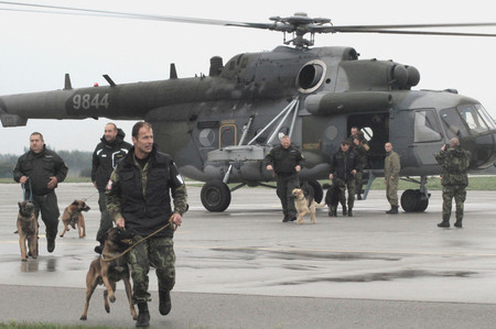 Do přípravy psovodů Vojenské policie se zapojily i další ozbrojené složky