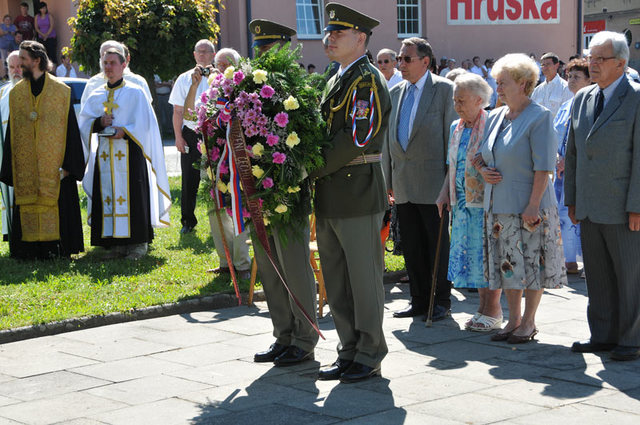 Smuteční věnce položili i pozůstalí po obětech a zástupci obcí, sdružených v Iniciativě, tedy společenství obcí, které stihl stejný osud