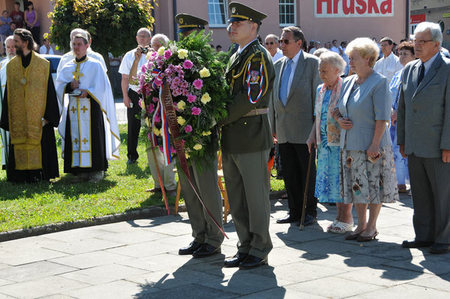 Smuteční věnce položili i pozůstalí po obětech a zástupci obcí, sdružených v Iniciativě, tedy společenství obcí, které stihl stejný osud
