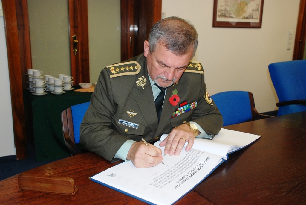 Náčelník Generálního štábu Ozbrojených sil Slovenské republiky generál Milan Maxim píše do kroniky Generálního štábu AČR