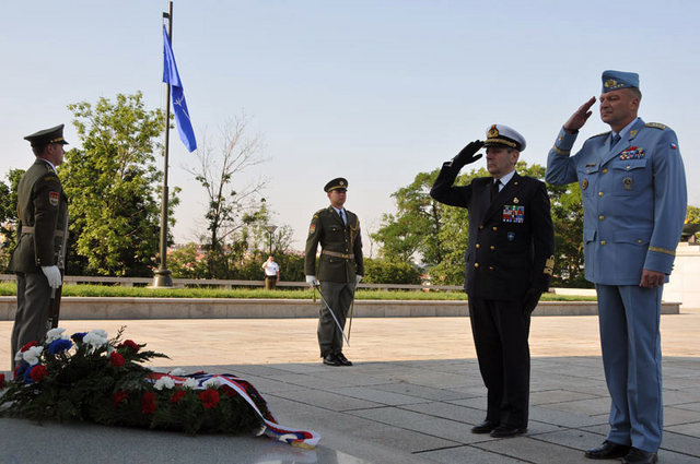 Smuteční věnec k památníku položili admirál Di Paola a generál Picek 2