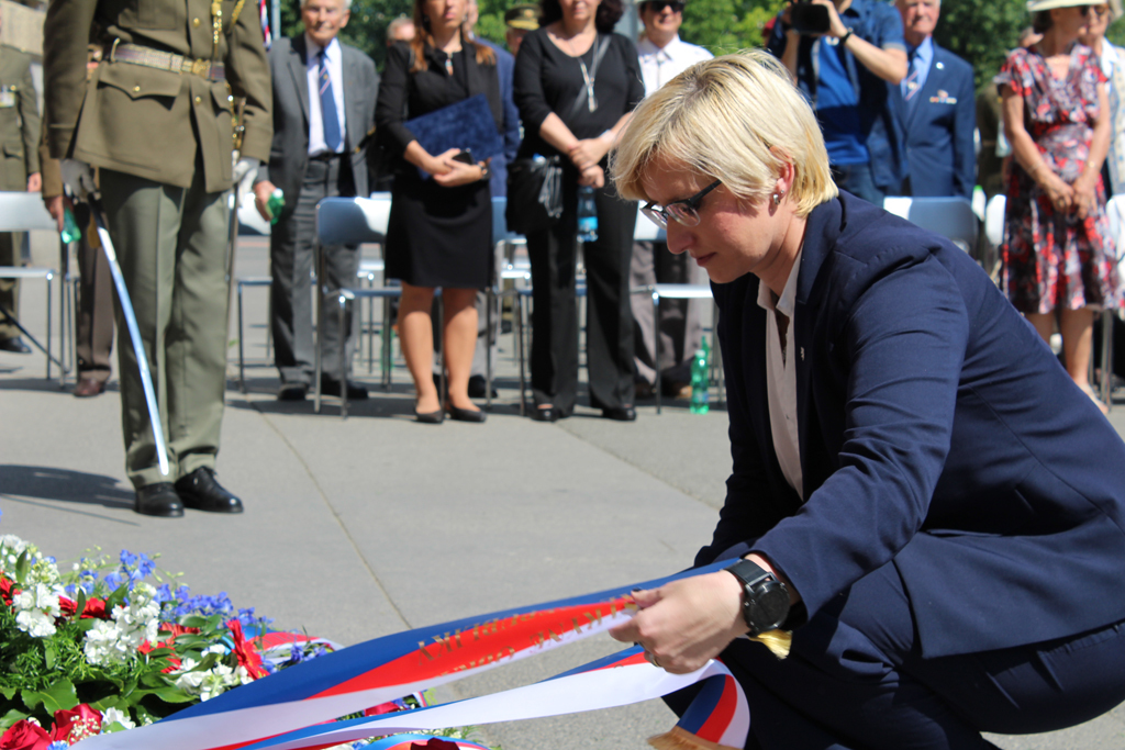 Ministryně obrany Karla Šlechtová během kladení věnců před pamětní deskou