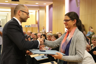 Jennifer Frances Connal Clark přebírá pamětní odznak In memoriam za svého otce Johna Williama Stukelyho