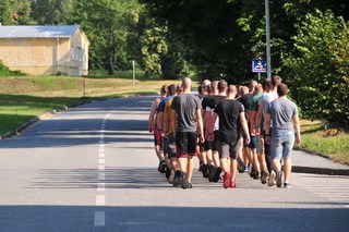 Cesta do výstrojního skladu