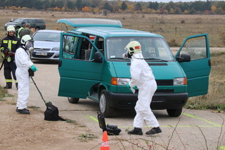 Na místo jsou povoláni specialisté na identifikaci nebezpečné látky