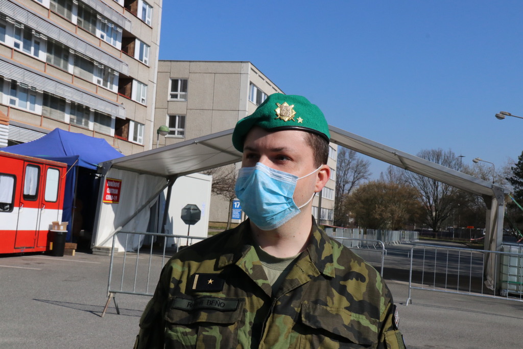 Mjr. Rudolf Beňo pomáhá civilním kolegům na oddělení ARO nemocnice v Hradci Králové
