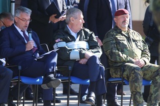 Vojáky za přítomnosti náčelníka GŠ AČR armádního generála Aleše Opaty pozdravil prezident republiky Miloš Zeman a ministr obrany Lubomír Metnar