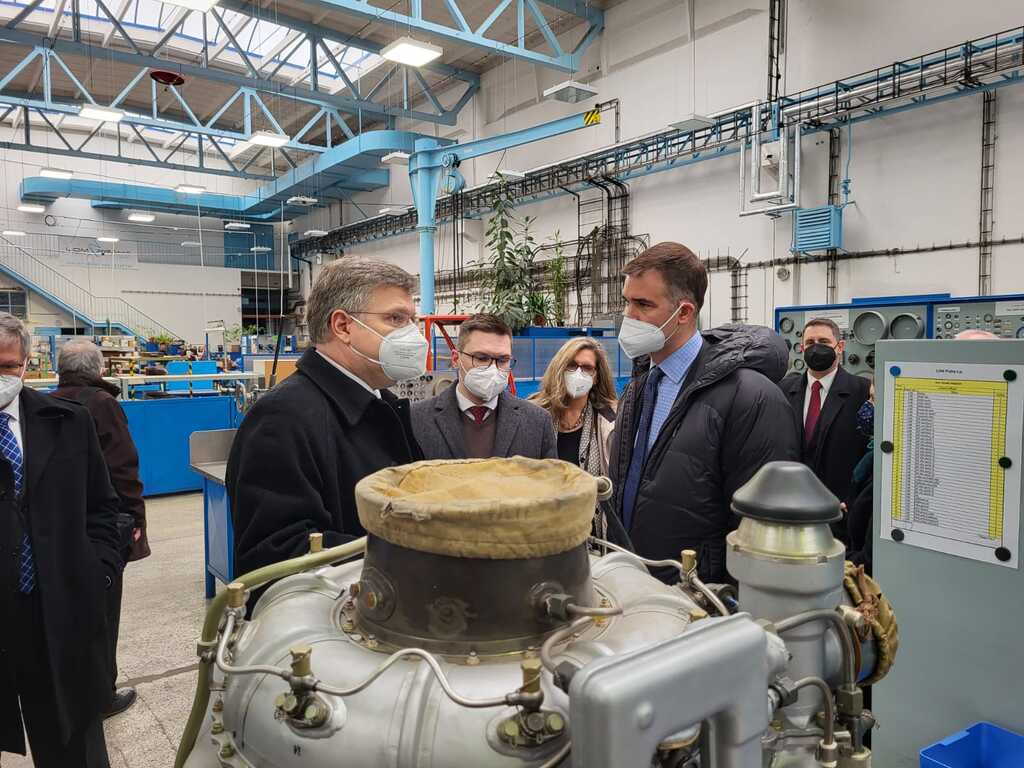 Ředitel pro obchod a logistiku Martin Šusta a ředitel LOM PRAHA Jiří Protiva při ukázce odborného portfolia 