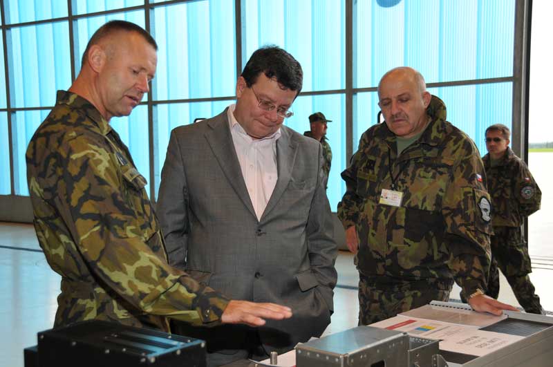 pplk. Alois Matýska (vlevo) představuje ministrovi svépomocí vyrobené chytové prvky na radiostanice