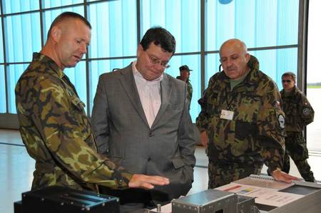 pplk. Alois Matýska (vlevo) představuje ministrovi svépomocí vyrobené chytové prvky na radiostanice