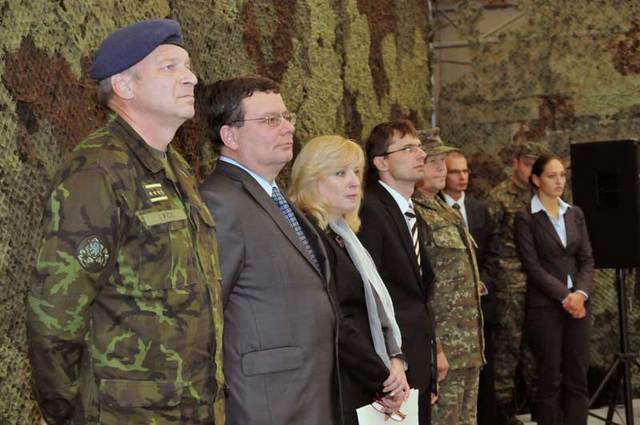 Hosté při slavnostním  ceremoniálu u příležitosti oficiálního ukončení dosavadní spolupráce českých a slovenských vojáků v misi KFOR