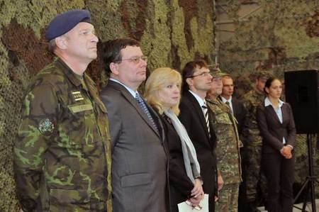 Hosté při slavnostním  ceremoniálu u příležitosti oficiálního ukončení dosavadní spolupráce českých a slovenských vojáků v misi KFOR