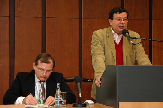 Z úvodu konference - ministr obrany Vondra a první náměstek Šedivý
