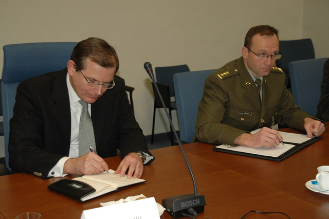 Jiří Šedivý a prorektor pro rozvoj plukovník Bohuslav Přikryl

 
