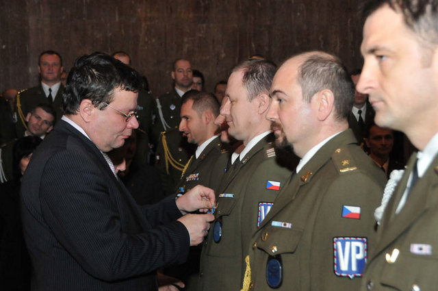 Ocenění za příkladné plnění úkolů předávali ministr obrany a náčelník Vojenské policie 1