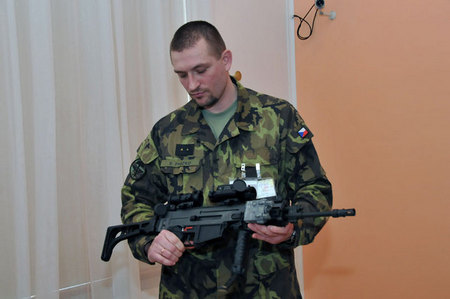 Jeden ze zkušených vojáků, který si novou zbraň již vyzkoušel