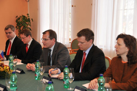 Jednání české delegace vedl náměstek Jiří Šedivý (uprostřed)