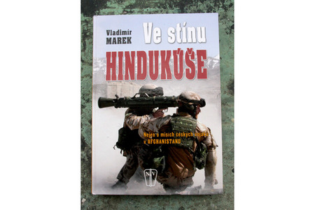 Obálka oceněné publikace „Ve stínu Hindukúše“