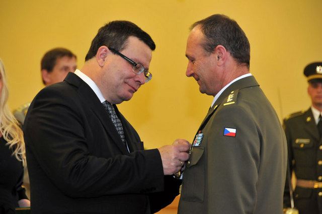 Ministr Vondra předává Kříž obrany státu plukovníku Klinovskému