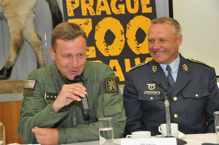 Nevšední přepravní úkol budou plnit podřízení plukovníka Jiřího Vávry, který spolu s generálem Bohuslavem Dvořákem odpovídal na dotazy novinářů