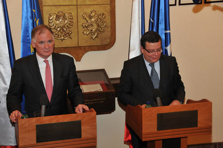 Z tiskové konference po jednání (1)