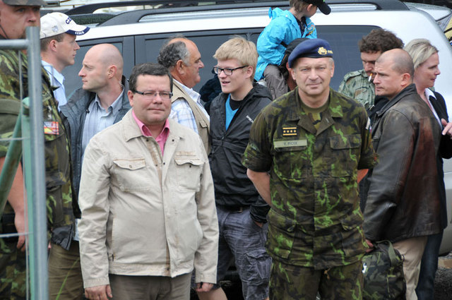 Čestnými hosty letošního Dne pozemního vojska - Bahna 2011 byli ministr obrany Alexandr Vondra a náčelník GŠ AČR generál Vlastimil Picek