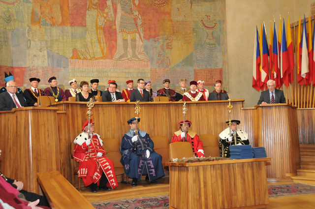 Představitelé a hodnostáři českého vysokoškolského učení spolu s hosty při slavnostním ceremoniálu