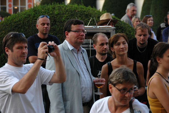 Alexandr Vondra sleduje koncert