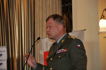 Náčelník Generálního štábu AČR armádní generál Josef Bečvář přiznal, že i když jsou útvary armády naplněny personálem na 80 procent, najdou se takové, kde je pouze šedesáti procentní naplnění