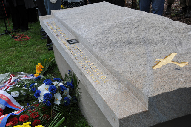 Detail pomníku zachycuje let nočního letce