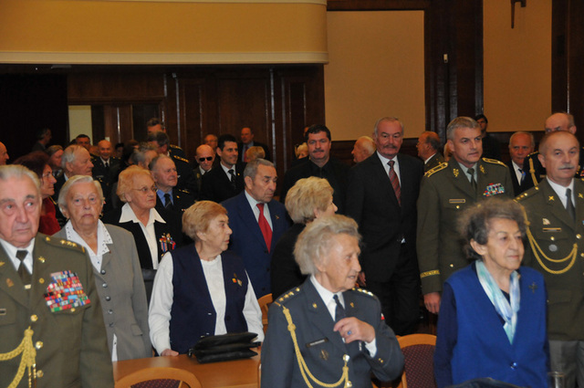 Příchod čestného předsednictva do hlavního sálu MO