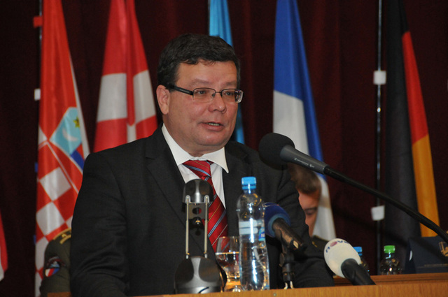 Ministr Alexandr Vondra při projevu na velitelském shromáždění
