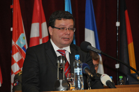 Ministr Alexandr Vondra při projevu na velitelském shromáždění