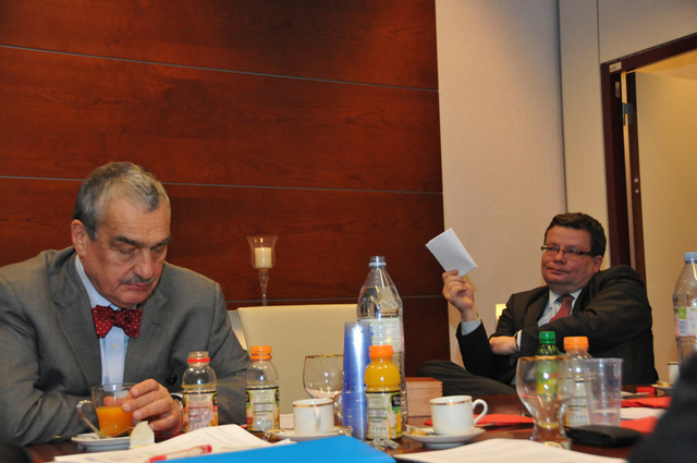 Ministr zahraničních věcí Karel Schwarzenberg a ministr obrany Alexandr Vondra v přestávce před dalším jednáním v sídle EU