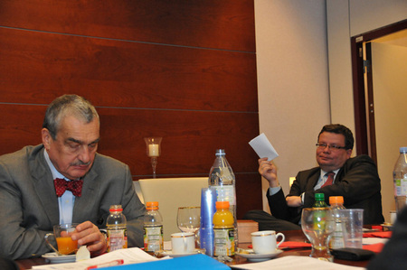 Ministr zahraničních věcí Karel Schwarzenberg a ministr obrany Alexandr Vondra v přestávce před dalším jednáním v sídle EU