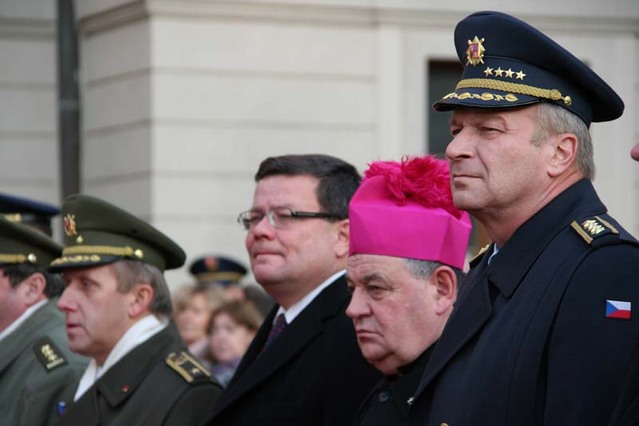 Slavnostního ceremoniálu se zúčastnili (zprava): náčelník Generálního štábu armádní generál Vlastimil Picek,  pražský arcibiskup Dominik Duka, ministr obrany Alexandr Vondra, náčelník Vojenské policie generál Vladimír Ložek