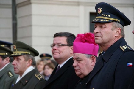 Slavnostního ceremoniálu se zúčastnili (zprava): náčelník Generálního štábu armádní generál Vlastimil Picek,  pražský arcibiskup Dominik Duka, ministr obrany Alexandr Vondra, náčelník Vojenské policie generál Vladimír Ložek