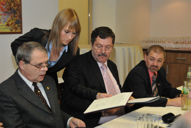 Jako první z představitelů občanských sdružení podepsal memorandum předseda ČSOL Pavel Budínský (uprostřed)