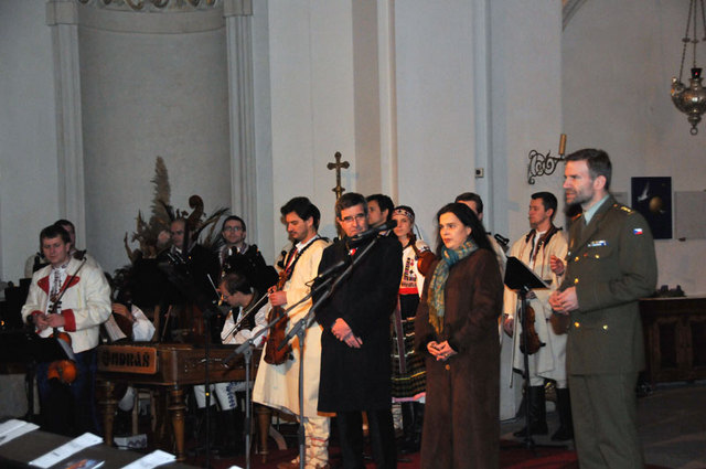Ze zahájení vánočního koncertu VUS Ondráš ve Vojenském kostele sv. Jana Nepomuckého v Praze -Hradčanech