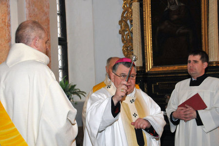 Kapli vysvětil a mši svatou celebroval arcibiskup pražský kardinál Dominik Duka