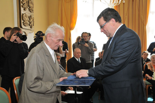 Jako první převzal osvědčení z rukou ministra Alexandra Vondry Josef Bobek. Ten zabezpečoval tisk různých druhů protikomunistických letáků, jež se zaměřovaly na podporu konání svobodných voleb v Československu, kritiku kolektivizace venkova a některých opatření režimu. 