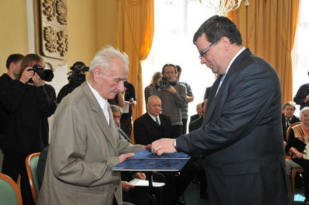 Jako první převzal osvědčení z rukou ministra Alexandra Vondry Josef Bobek. Ten zabezpečoval tisk různých druhů protikomunistických letáků, jež se zaměřovaly na podporu konání svobodných voleb v Československu, kritiku kolektivizace venkova a některých opatření režimu. 