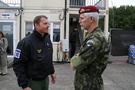 Generál Pavel a velitel 211. taktické letky podplukovník J. Mika