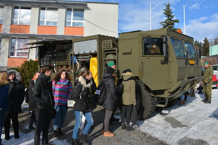 Liberečtí chemici při POKOSu studenty učili, jak si mohou vyrobit ochrannou masku